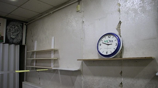 Elazığ'da depremde hasar alan orta hasarlı bir bina tahliye edildi