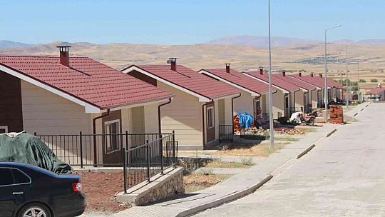 Elazığ'da depremin izleri bir bir siliniyor