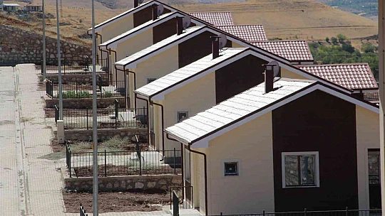 Elazığ'da depremin izleri bir bir siliniyor