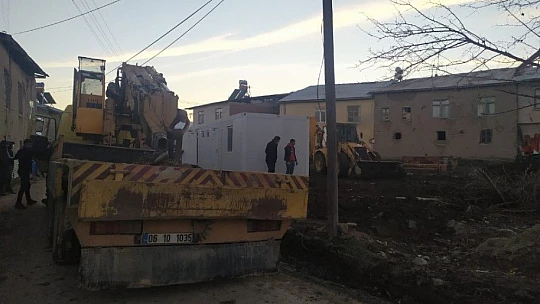 Elazığ'da depremin merkez üssü olan köye konteynerler kuruldu