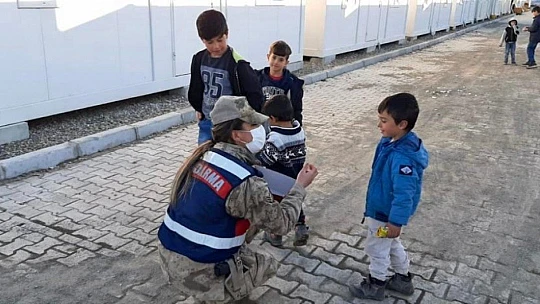 Elazığ'da depremzede çocuklara jandarmadan moral ziyareti