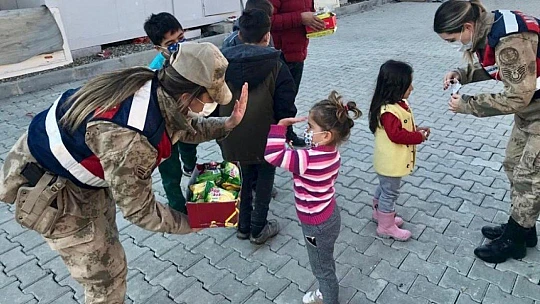 Elazığ'da depremzede çocuklara jandarmadan moral ziyareti