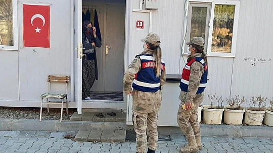 Elazığ'da depremzede çocuklara jandarmadan moral ziyareti