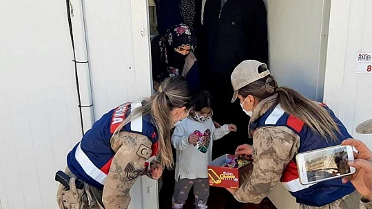 Elazığ'da depremzede çocuklara jandarmadan moral ziyareti