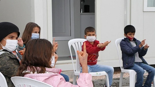 Elazığ'da depremzede çocuklardan,  İzmirli akranlarına 'sessiz' destek