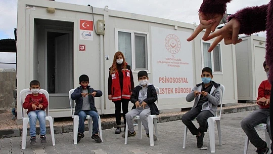 Elazığ'da depremzede çocuklardan,  İzmirli akranlarına 'sessiz' destek