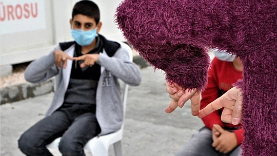 Elazığ'da depremzede çocuklardan,  İzmirli akranlarına 'sessiz' destek