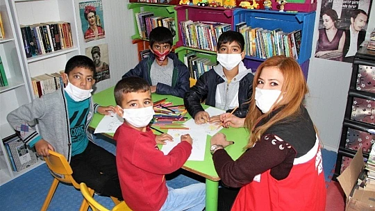 Elazığ'da depremzede çocuklardan,  İzmirli akranlarına 'sessiz' destek