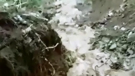 Elazığ'da dere taştı, köy yolu çöktü