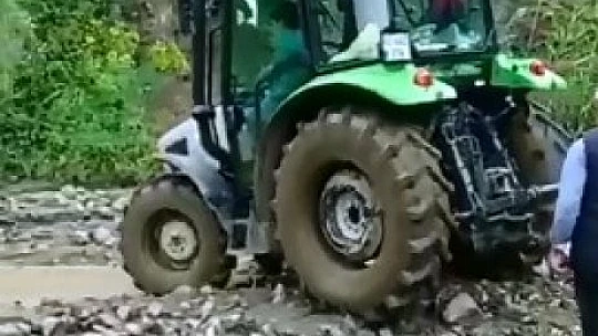 Elazığ'da dere taştı, köy yolu çöktü