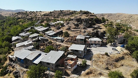 Elazığ'da dikkat çeken 'Delikli Kaya'