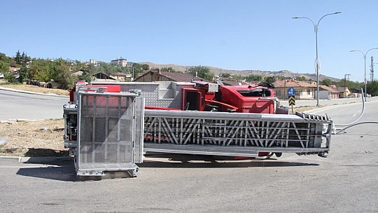 Elazığ'da direğe çarpan kamyon yan yattı: 1 yaralı