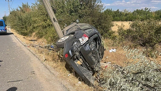 Elazığ'da direğe çarpan otomobil hurdaya döndü: 2 ağır yaralı