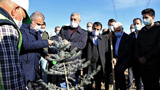 Elazığ'da eğitimciler fidan dikti