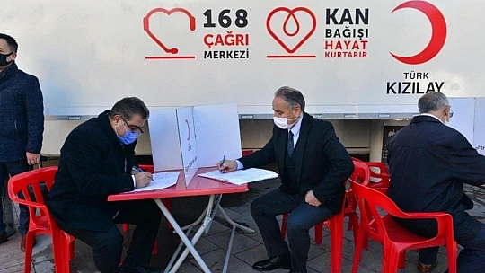 Elazığ'da eğitimciler kan bağışında bulundu