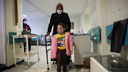 Elazığ'da enkazdan 28 saat sonra kurtulan anne Ayşe ve Yüsra Bebek, depremin izleriyle yaşıyor