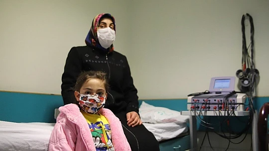 Elazığ'da enkazdan 28 saat sonra kurtulan anne Ayşe ve Yüsra Bebek, depremin izleriyle yaşıyor