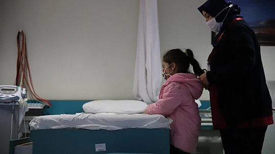 Elazığ'da enkazdan 28 saat sonra kurtulan anne Ayşe ve Yüsra Bebek, depremin izleriyle yaşıyor