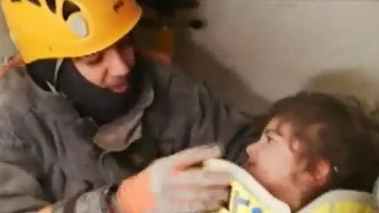 Elazığ'da enkazdan 28 saat sonra kurtulan anne Ayşe ve Yüsra Bebek, depremin izleriyle yaşıyor