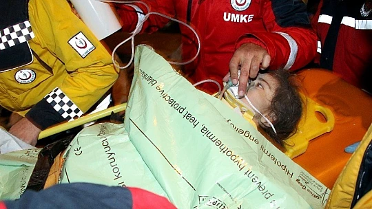 Elazığ'da enkazdan 28 saat sonra kurtulan anne Ayşe ve Yüsra Bebek, depremin izleriyle yaşıyor