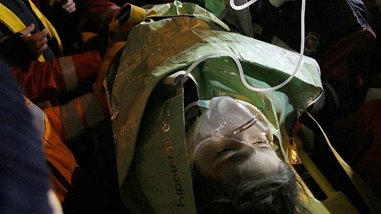 Elazığ'da enkazdan 28 saat sonra kurtulan anne Ayşe ve Yüsra Bebek, depremin izleriyle yaşıyor