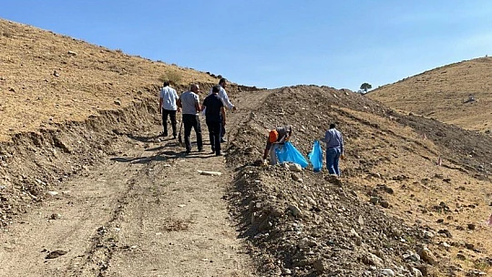 Elazığ'da etrafa saçılan kemikler toplanıp kefenlendikten sonra yeniden defnedildi