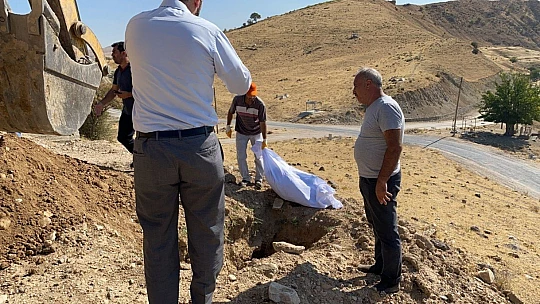 Elazığ'da etrafa saçılan kemikler toplanıp kefenlendikten sonra yeniden defnedildi