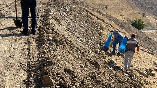 Elazığ'da etrafa saçılan kemikler toplanıp kefenlendikten sonra yeniden defnedildi