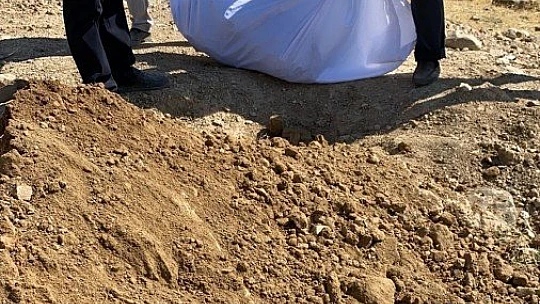 Elazığ'da etrafa saçılan kemikler toplanıp kefenlendikten sonra yeniden defnedildi