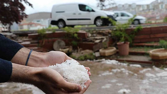 Elazığ'da ev ve iş yerlerini su bastı, mahsur kalanları itfaiye botla kurtardı