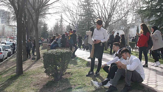 Elazığ'da faciadan dönüldü: Eğitim kurumundaki yangın yürekleri ağızlara getirdi