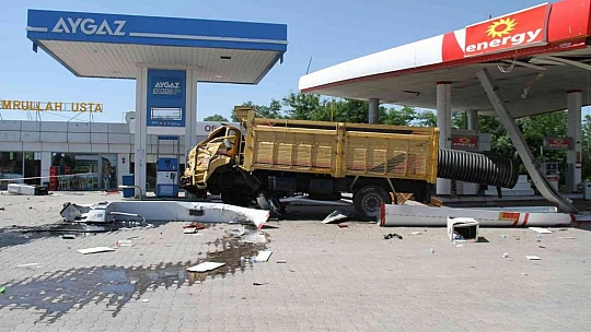 Elazığ'da facianın eşiğinden dönüldü, otomobile çarpan kamyon akaryakıt istasyonuna girdi: 5 yaralı