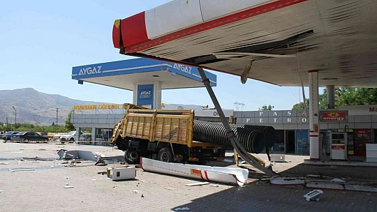 Elazığ'da facianın eşiğinden dönüldü, otomobile çarpan kamyon akaryakıt istasyonuna girdi: 5 yaralı