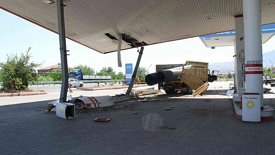 Elazığ'da facianın eşiğinden dönüldü, otomobile çarpan kamyon akaryakıt istasyonuna girdi: 5 yaralı