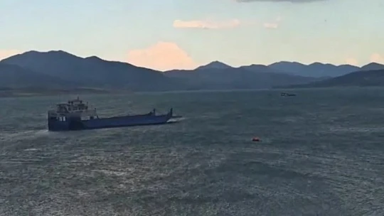 Elazığ'da fırtına feribotu sürükledi