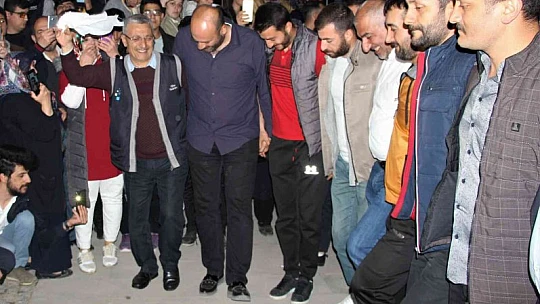 Elazığ'da geleneksel '23. sahur halayı' renkli görüntülere sahne oldu