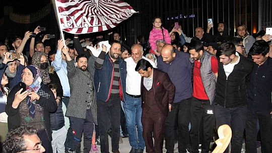 Elazığ'da geleneksel '23. sahur halayı' renkli görüntülere sahne oldu