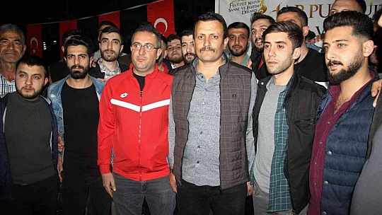 Elazığ'da geleneksel '23. sahur halayı' renkli görüntülere sahne oldu