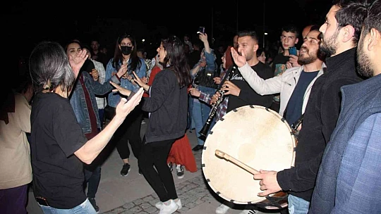 Elazığ'da geleneksel '23. sahur halayı' renkli görüntülere sahne oldu