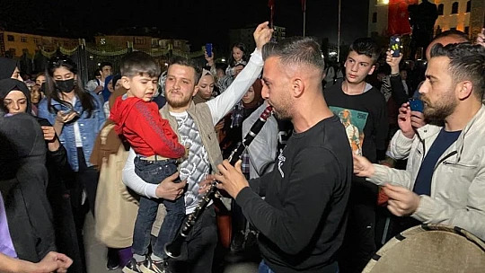Elazığ'da geleneksel '23. sahur halayı' renkli görüntülere sahne oldu