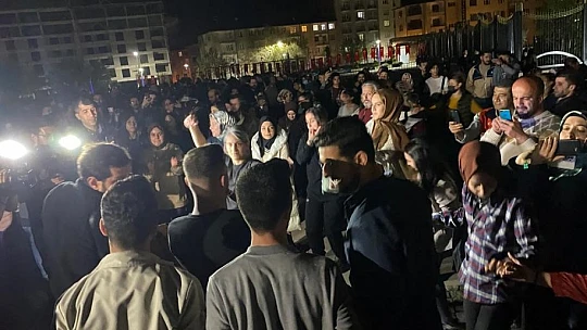 Elazığ'da geleneksel '23. sahur halayı' renkli görüntülere sahne oldu