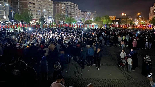 Elazığ'da geleneksel '23. sahur halayı' renkli görüntülere sahne oldu