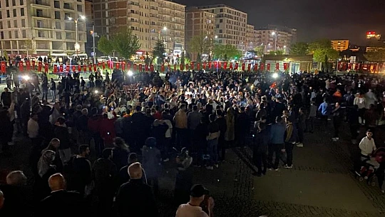 Elazığ'da geleneksel '23. sahur halayı' renkli görüntülere sahne oldu