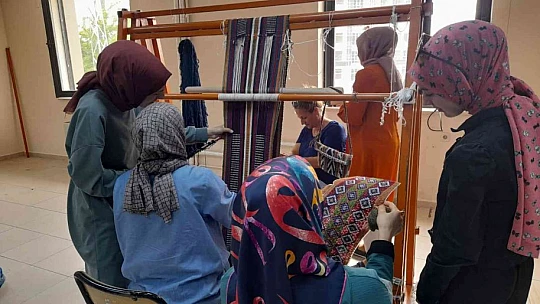 Elazığ'da geleneksel kilim ve cicim dokuma sanatı yaşatılıyor