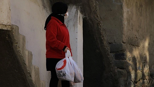 Elazığ'da gönüllüler dezavantajlı ailelere ekmek ulaştırdı