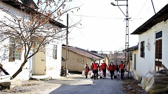 Elazığ'da gönüllüler dezavantajlı ailelere ekmek ulaştırdı