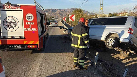 Elazığ'da hafif ticari araç bariyere çarptı: 2 yaralı