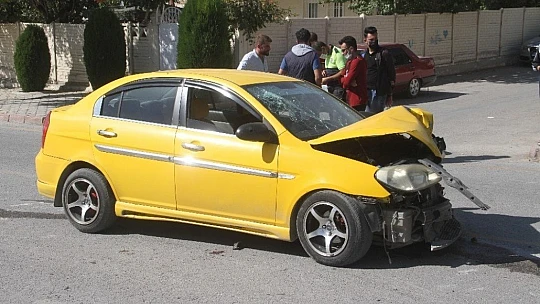 Hafif ticari araç ile otomobil çarpıştı: 3 yaralı