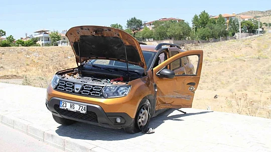 Elazığ'da hafif ticari araç ile otomobil çarpıştı: 7 yaralı