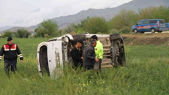 Elazığ'da hafif ticari araç şarampole uçtu: 8 yaralı